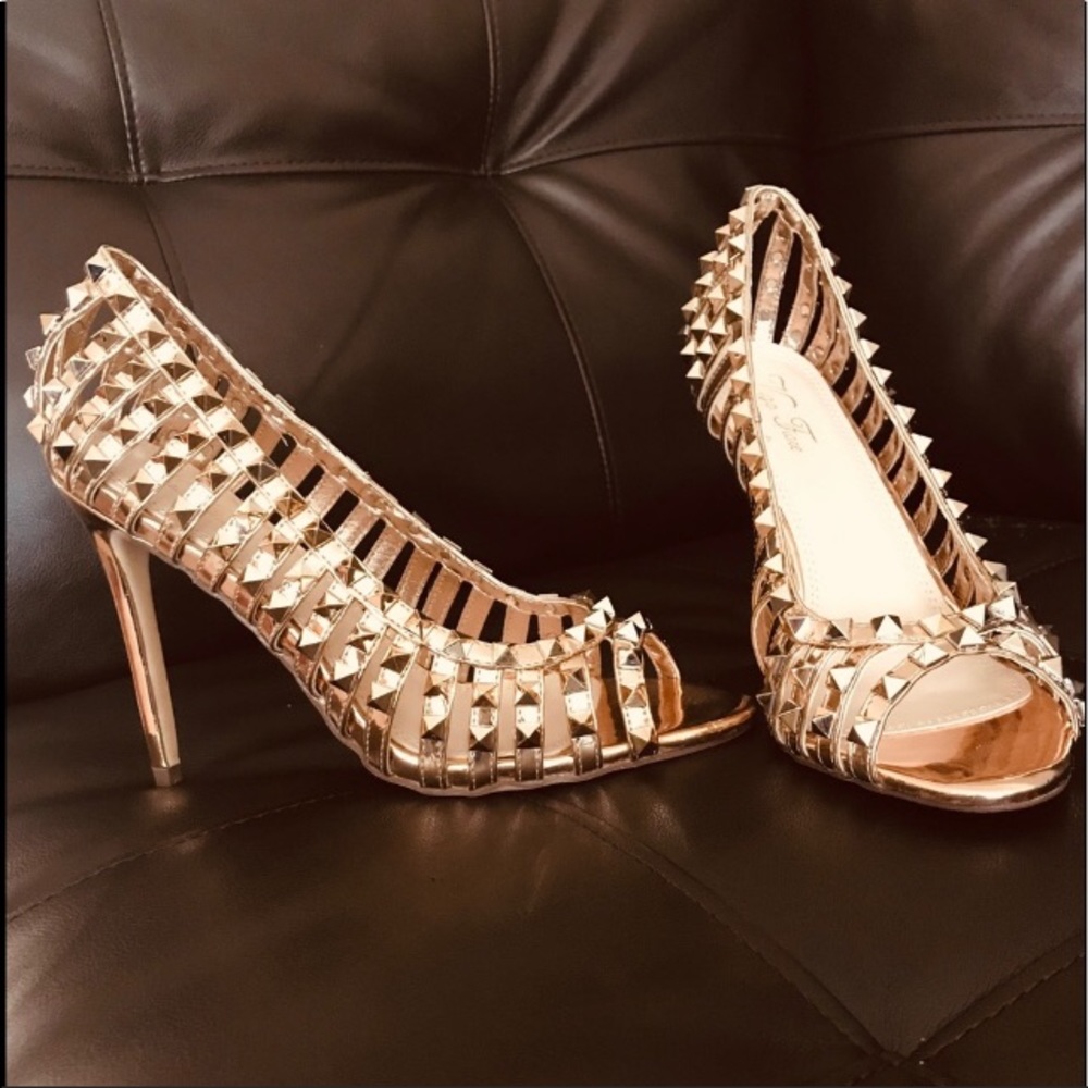 Vigo Fiore Gold Studded Heels NWB! - Picture 2 of 7